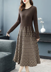 Schokoladenbraunes kariertes Strickpulloverkleid mit extra großem Saum und langen Ärmeln